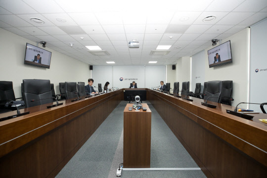 과학기술정보통신부가 31일 오전 세종특별자치시 세종파이낸스센터 과기정통부 영상회의실에서 '제1차 실감콘텐츠 정책협의회' 를 개최했다. 장석영 과학기술정보통신부 제2차관이 영상회의를 주재하고 있다. 과학기술정보통신부 제공